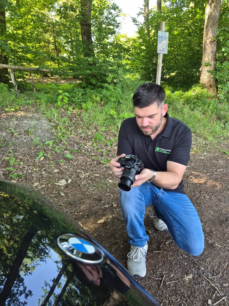 Kfz-Sachverständiger Patrick Kunkel bei der Begutachtung in Aschaffenburg